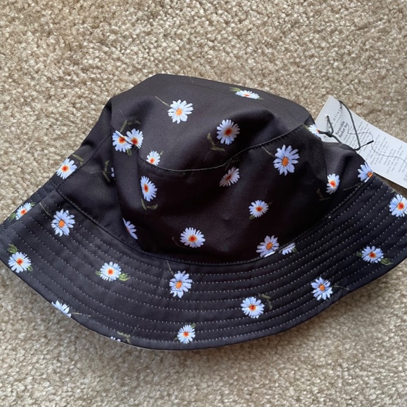 Alice & Olivia X Fabfitfun Reversible Bucket Hat - Picture 4 of 7